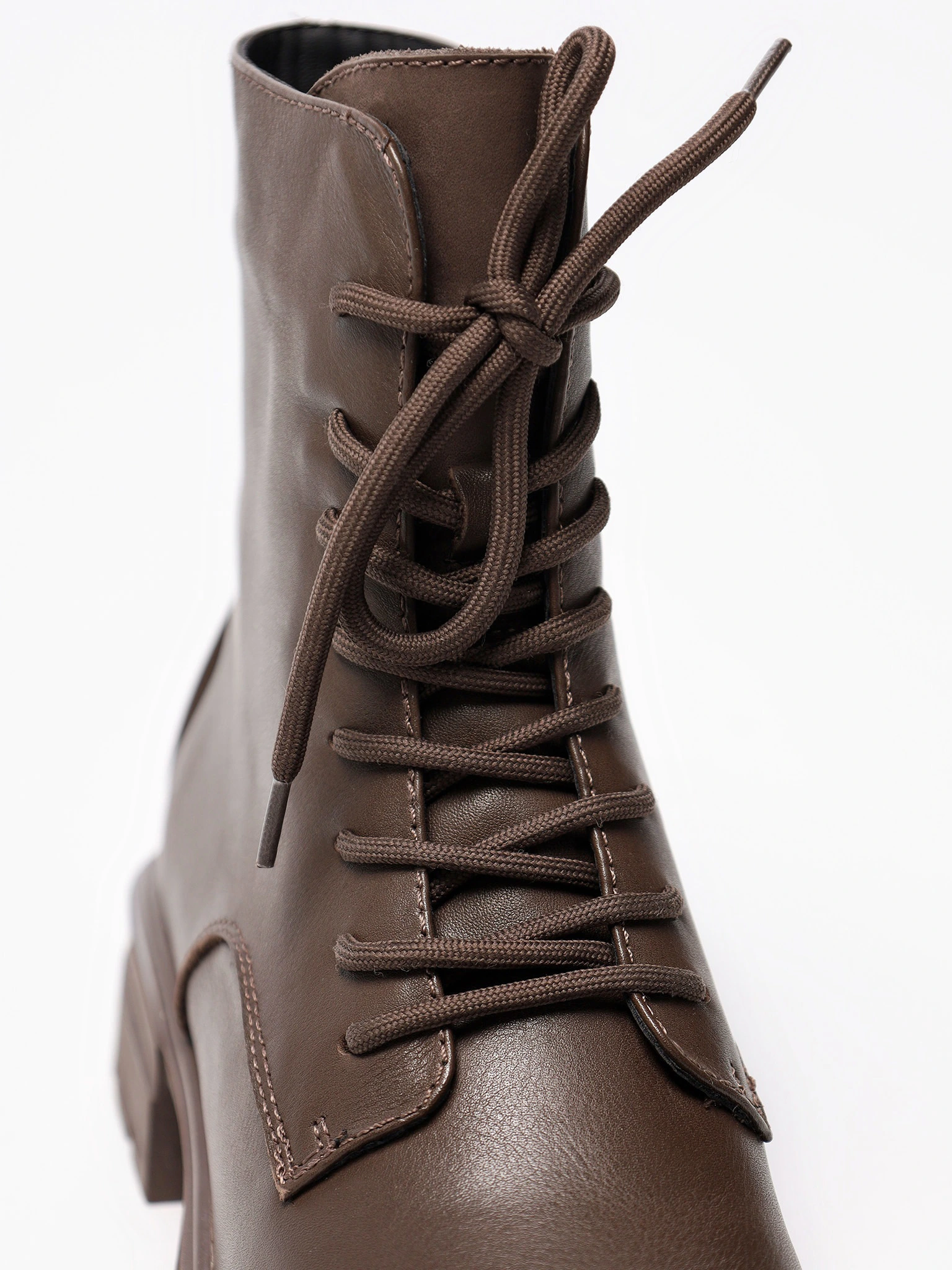 Ботинки коричневого цвета на рельефной подошве